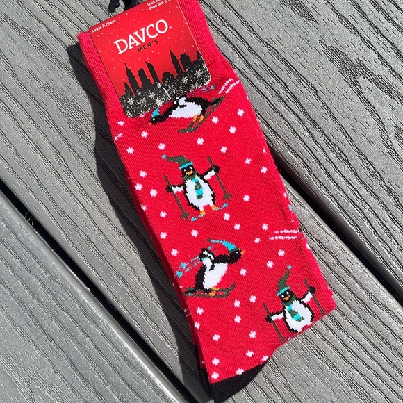 ❄️ Skiing Penguin Crew Socks - Picture 1 of 4